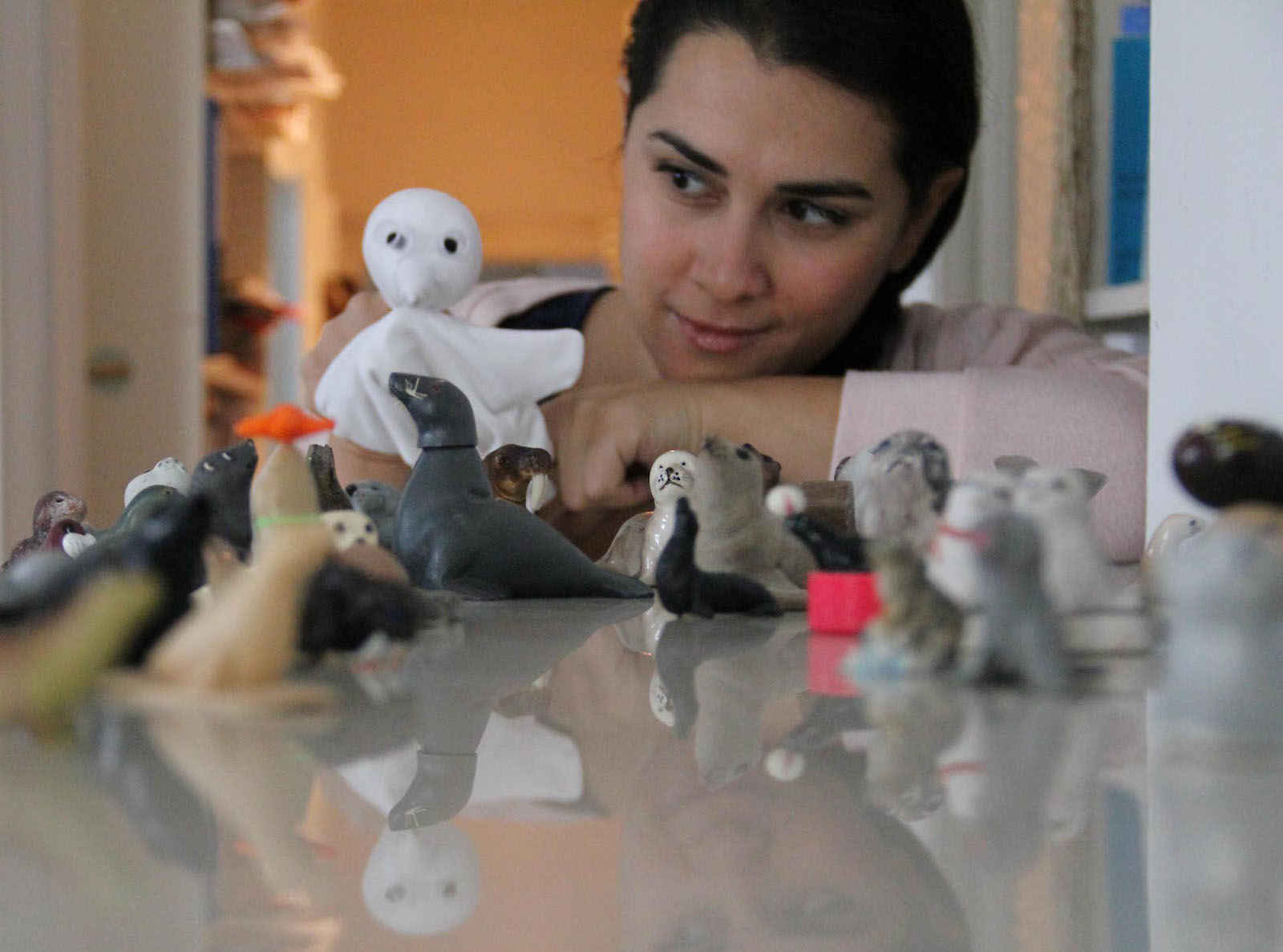 Porträt von Sara Zarian mit einem Spiel-Prototyp